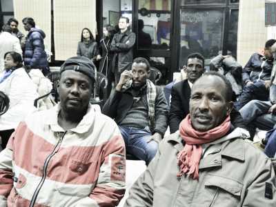 Tra il pubblico c'� anche un piccolo gruppo di somali